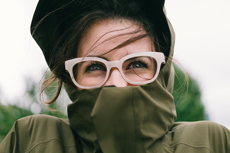 a-partir-de-cuantas-dioptrias-es-necesario-llevar-gafas-mujer-con-gafas a-partir-de-cuantas-dioptrias-es-necesario-llevar-gafas-mujer-con-gafas