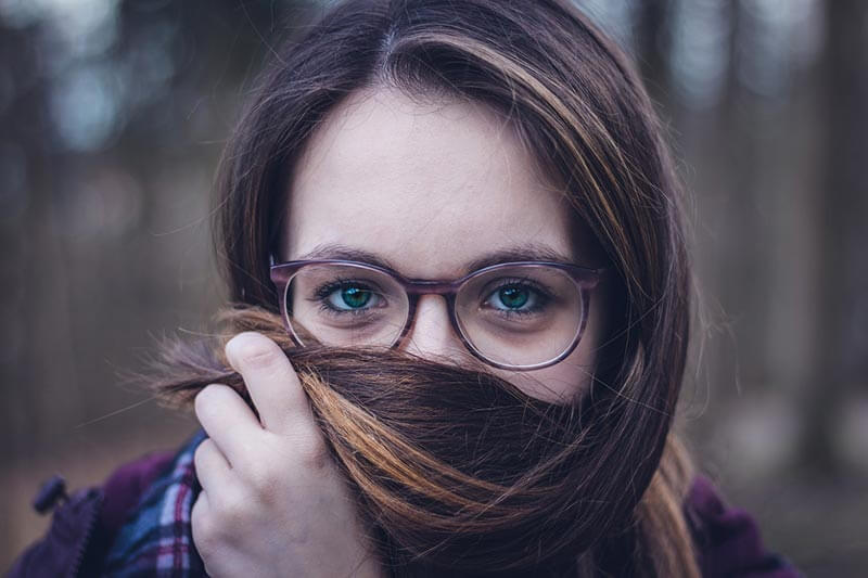 descansar-la-vista-mujer-gafas-pelo-largo