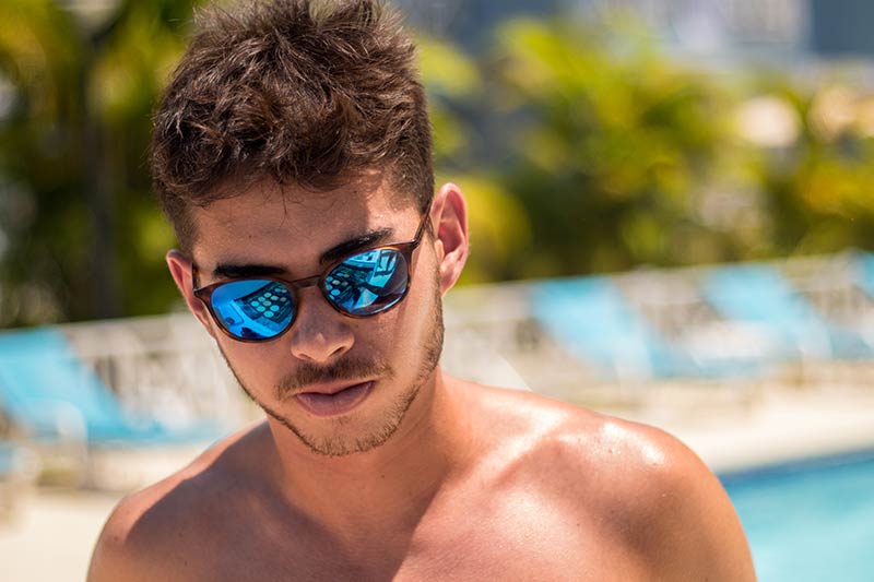 como-elegir-gafas-de-sol-chico-espejo como-elegir-gafas-de-sol-chico-espejo