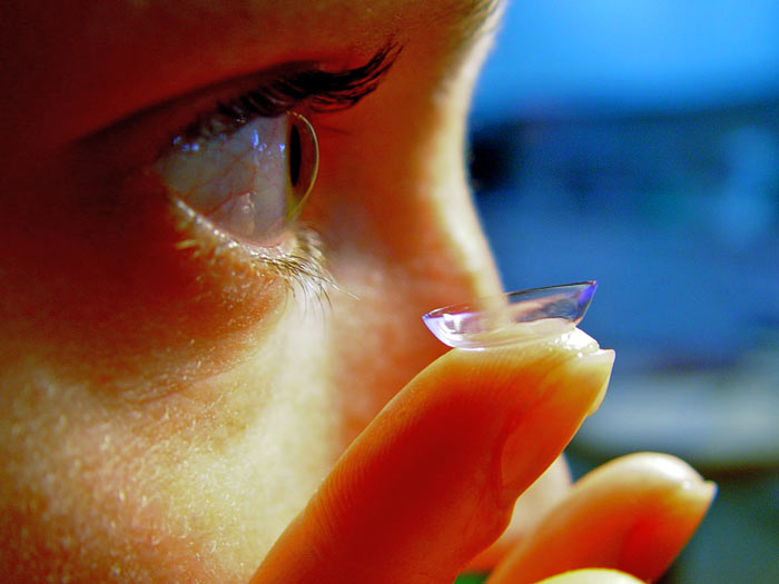lentillas-mensuales-chica-lentes-de-contacto