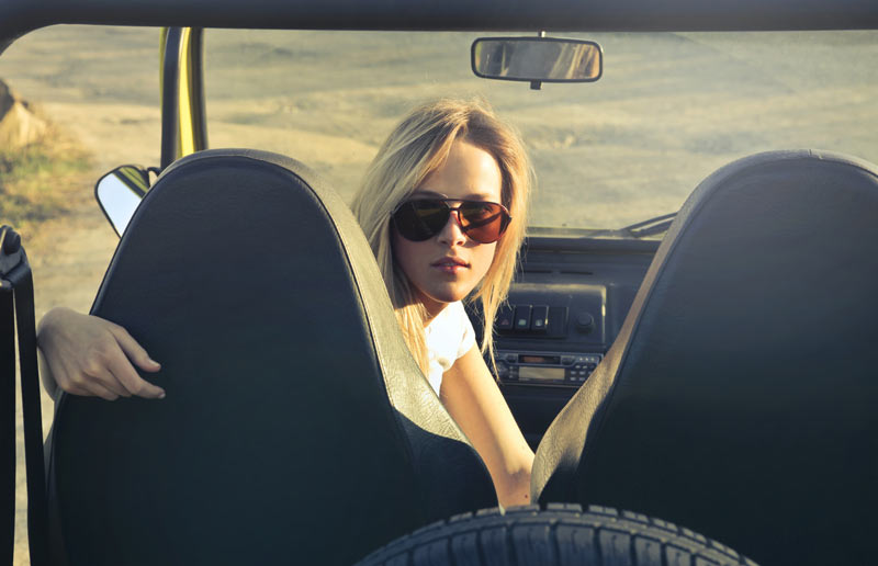 gafas-sol-polarizadas-chica-conduciendo Una chica lleva gafas de sol mientras conduce