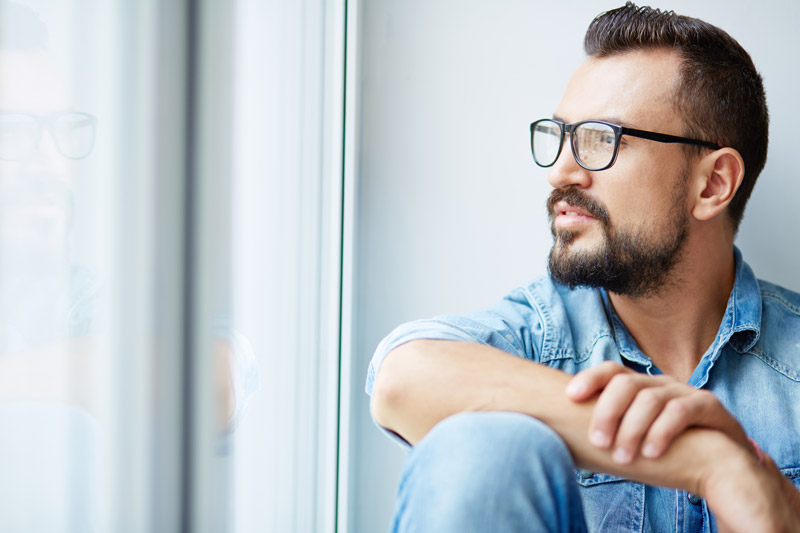 acostumbrarse a las gafas progresivas hombre mirando ventana