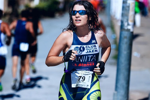 Una mujer hace running