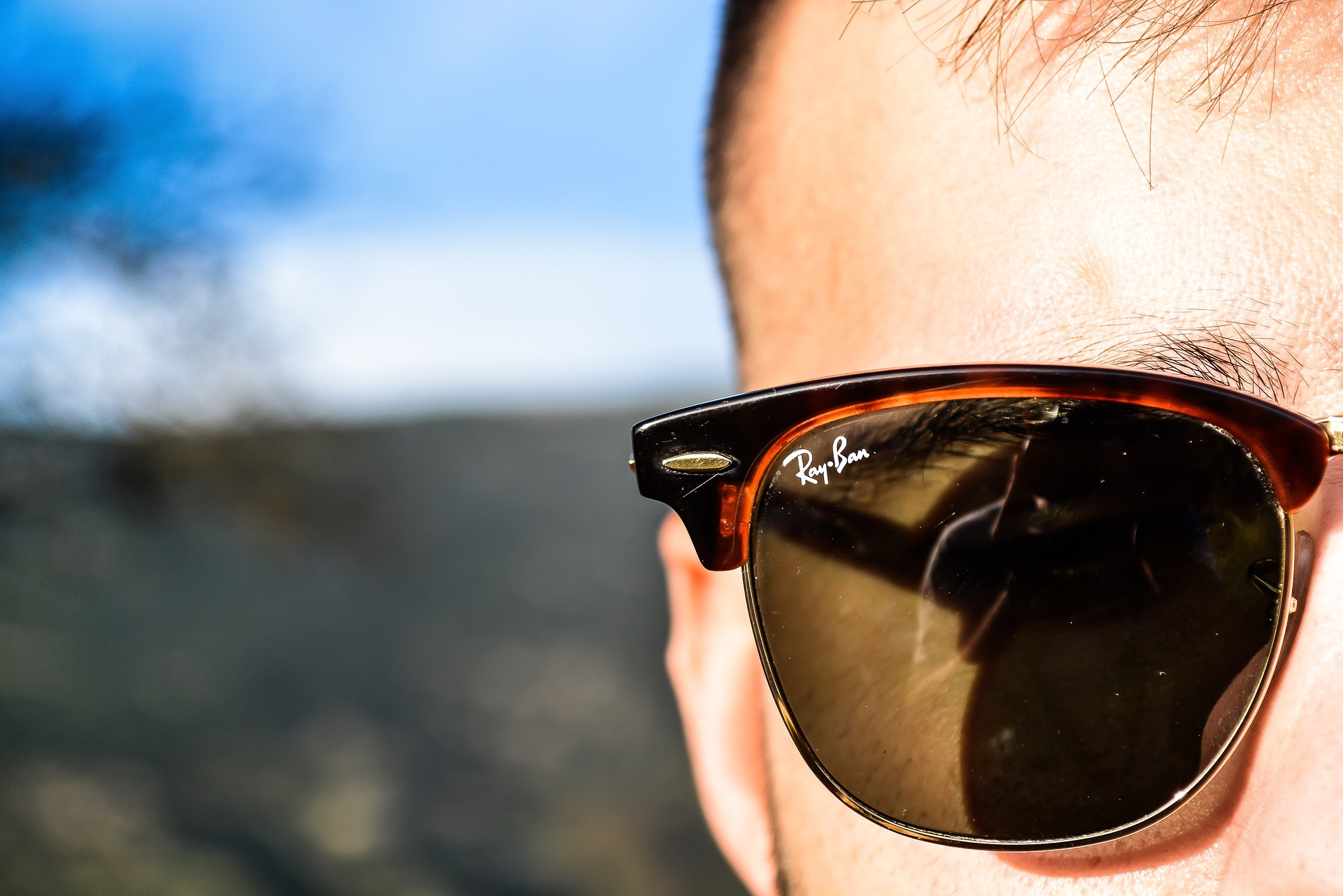 Un chico lleva unas gafas Ray-Ban