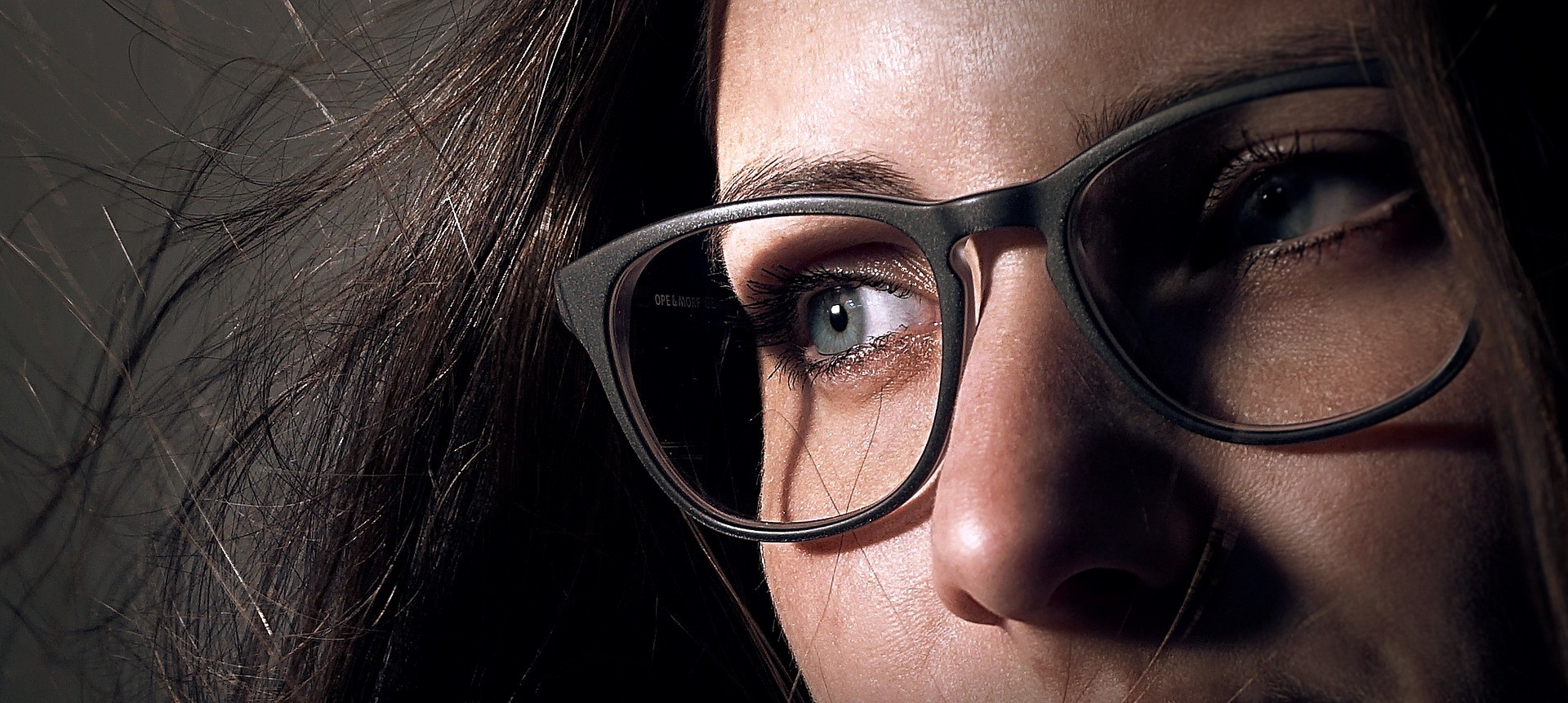 chica con gafas negras