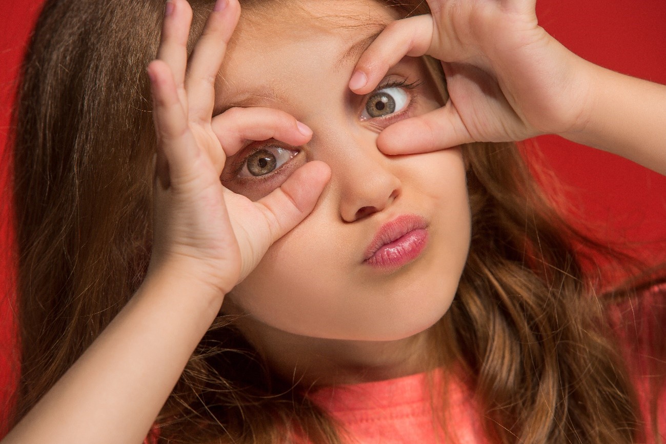 niña con los ojos abiertos